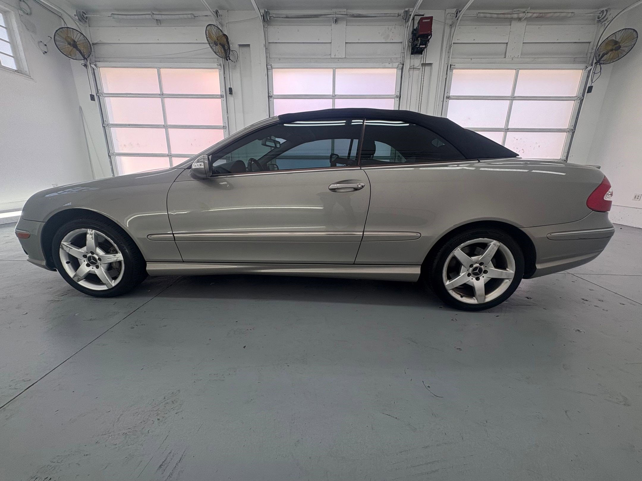 2005 Mercedes Benz CLK photo 2