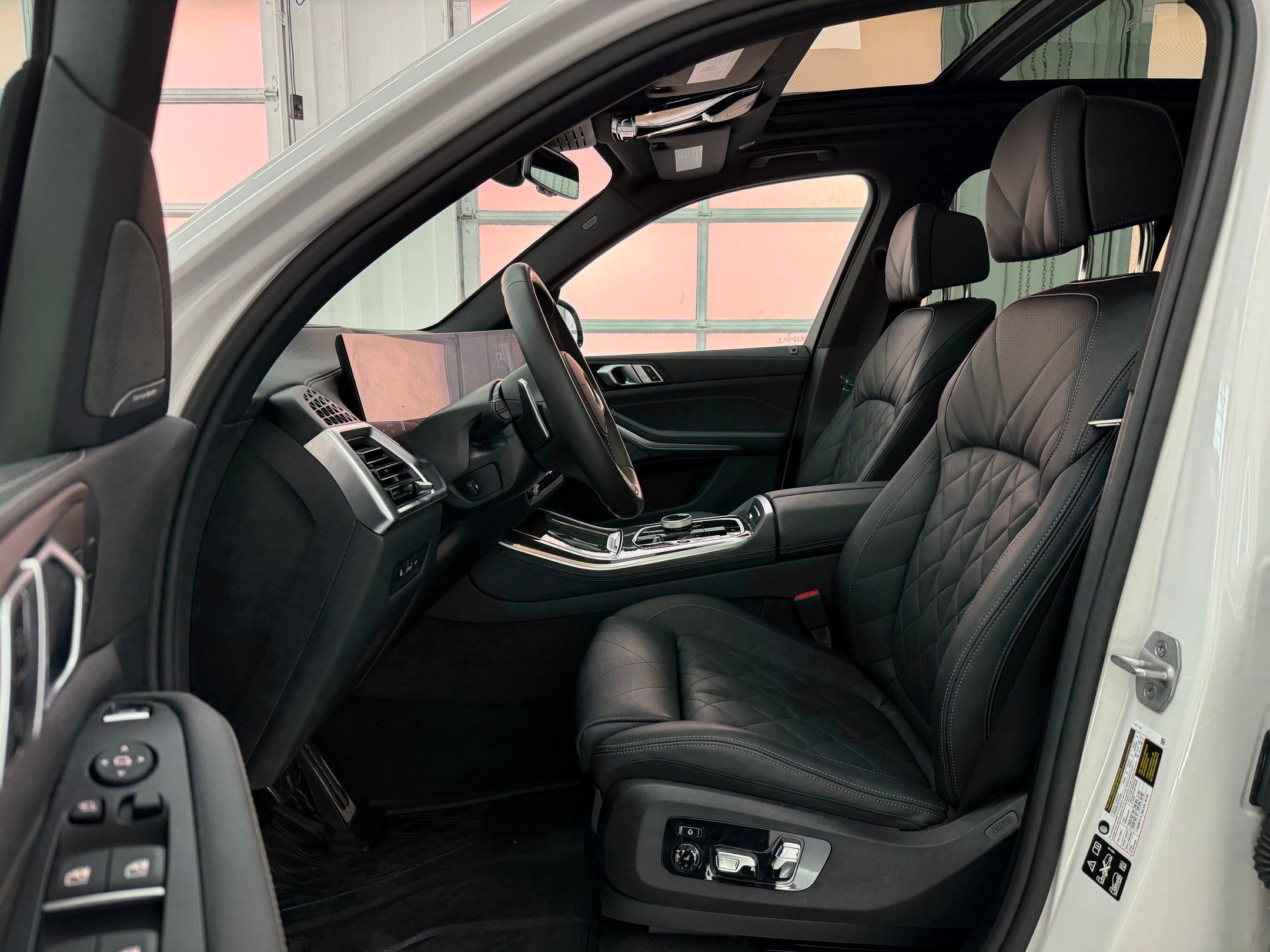2025 BMW X5 M60i photo 4