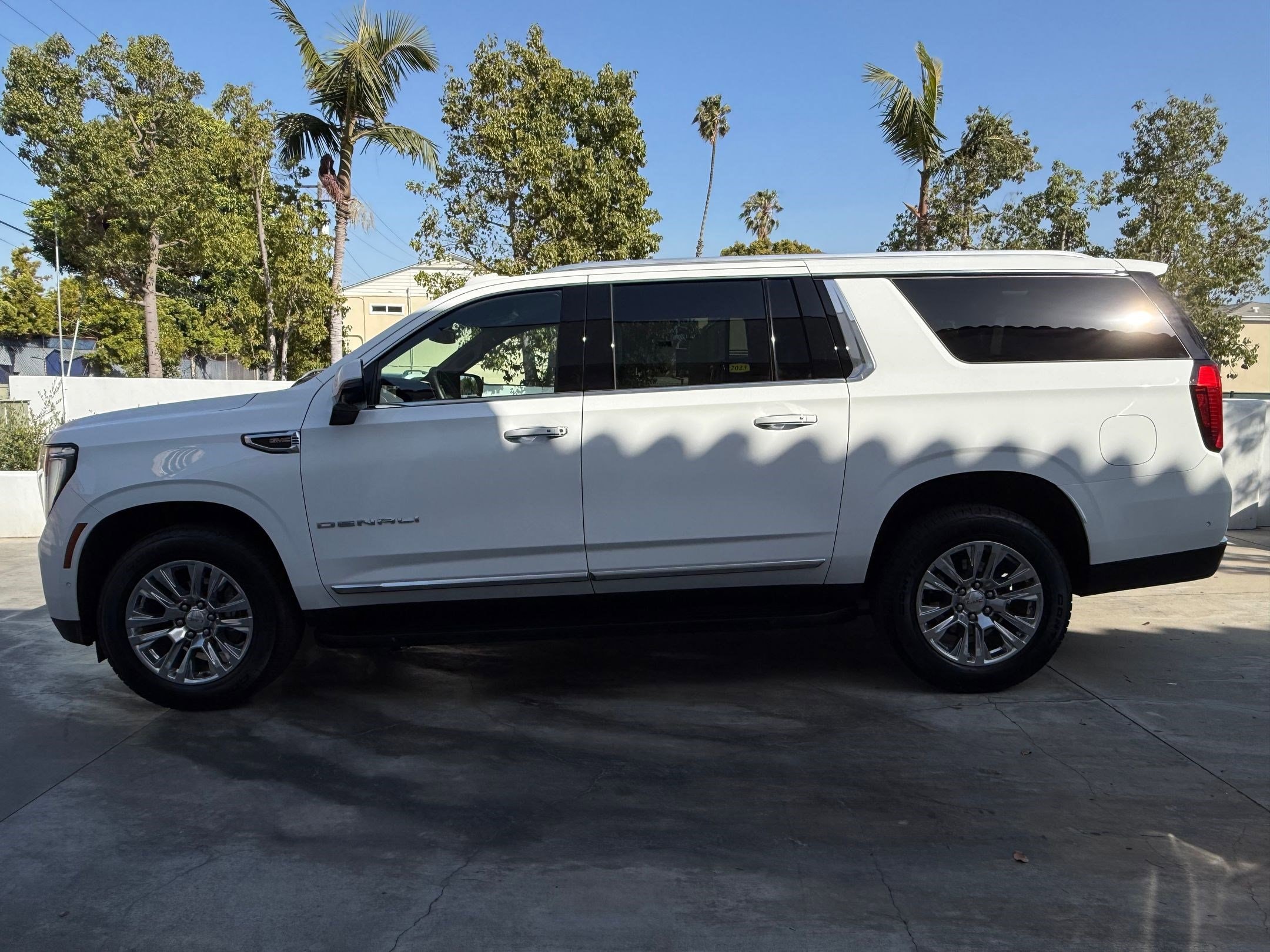 2025 GMC Yukon XL Denali photo 2