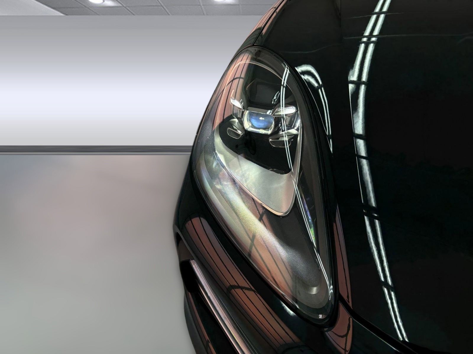 2023 Porsche Cayenne Platinum Edition photo 3