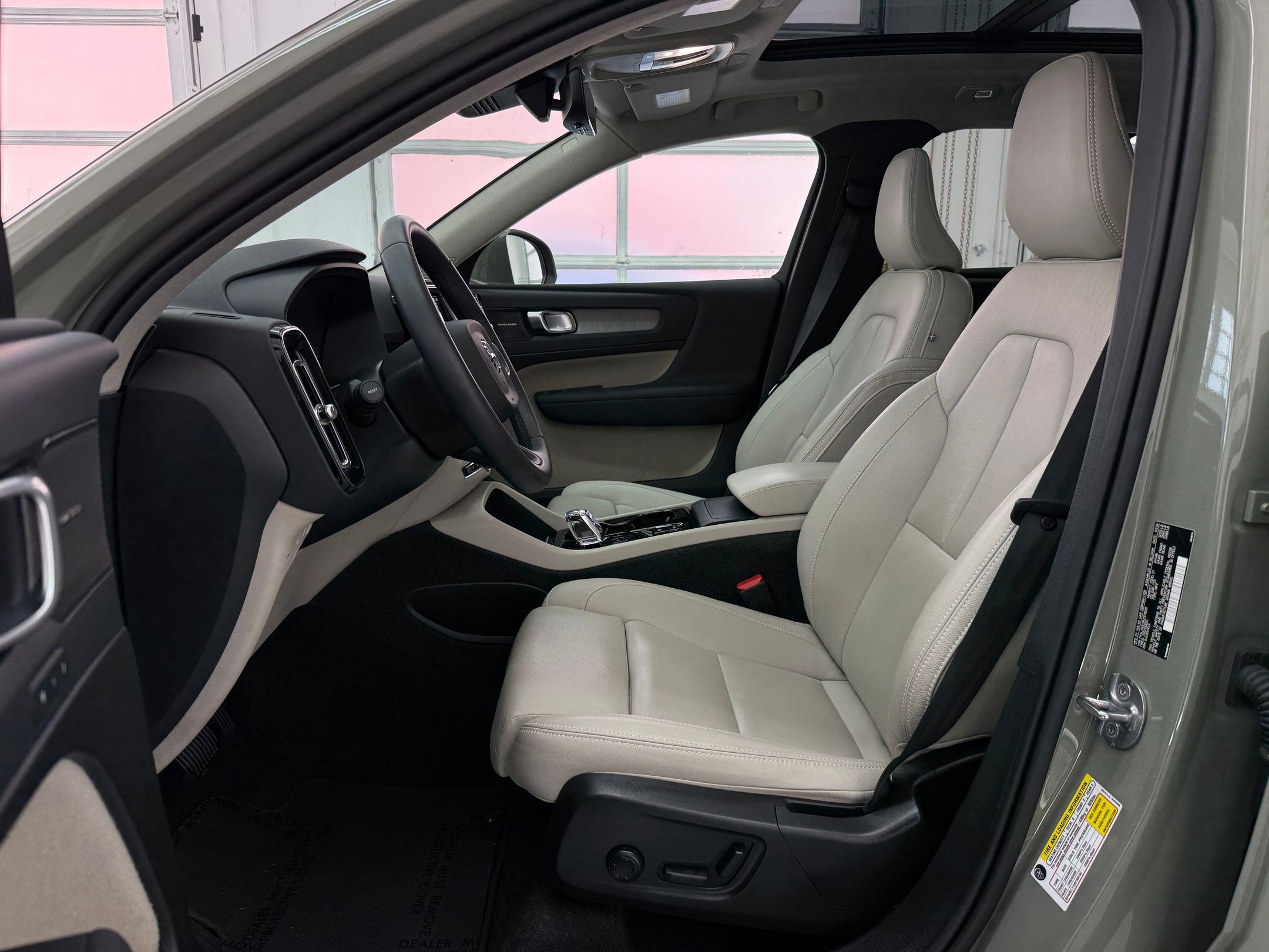 2024 Volvo XC40 Plus Bright Theme photo 4