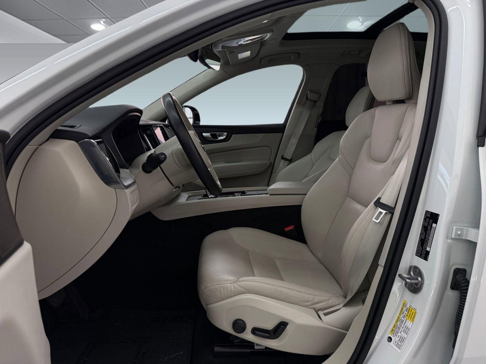 2024 Volvo XC60 Plus Dark Theme photo 4