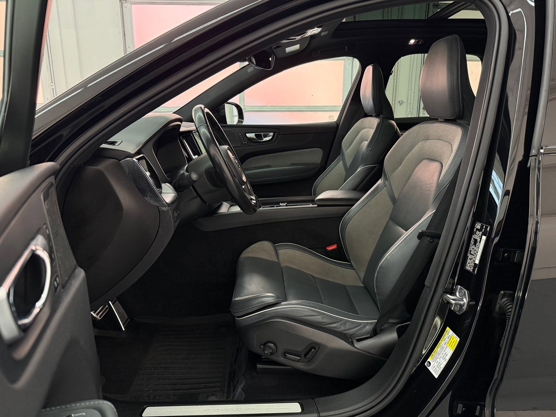 2021 Volvo XC60 Recharge Plug-In Hybrid R-Design photo 4