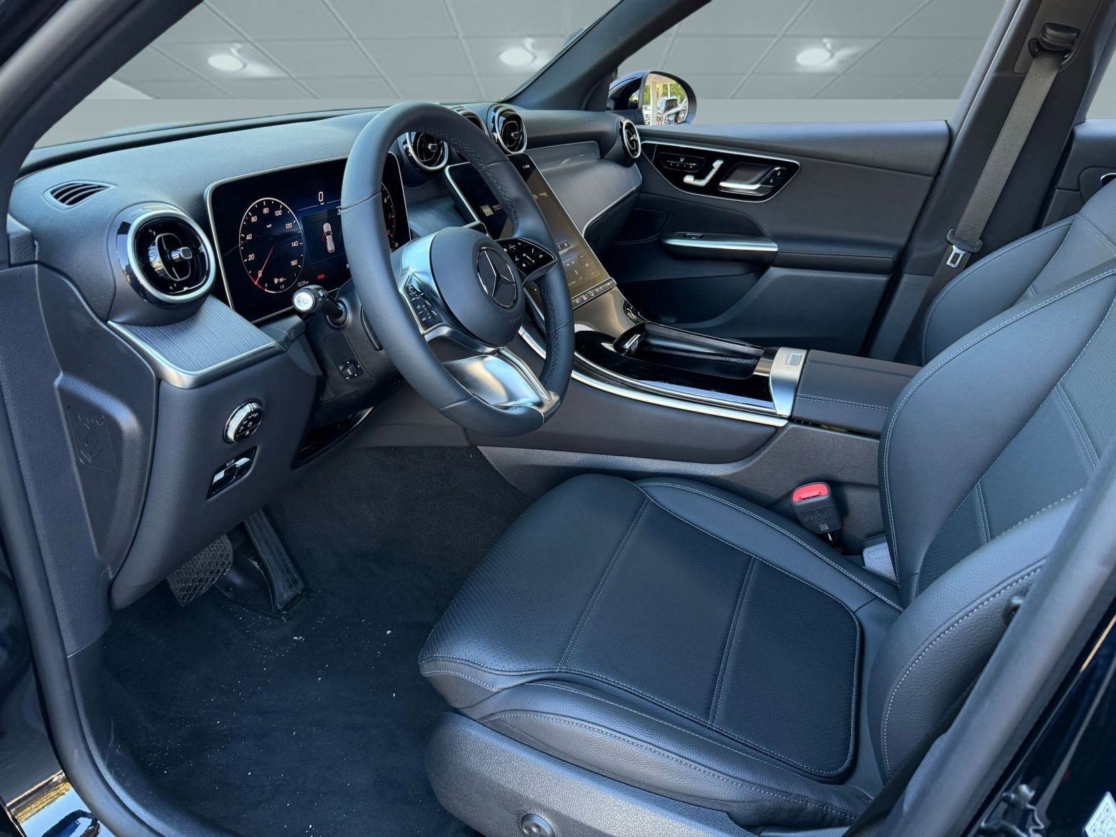 2025 Mercedes Benz GLC 300 photo 4