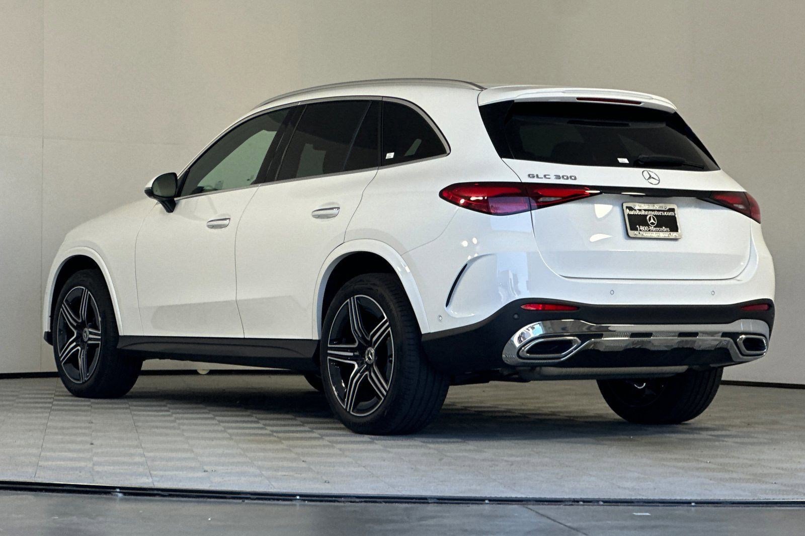 2025 Mercedes Benz GLC 300 photo 3