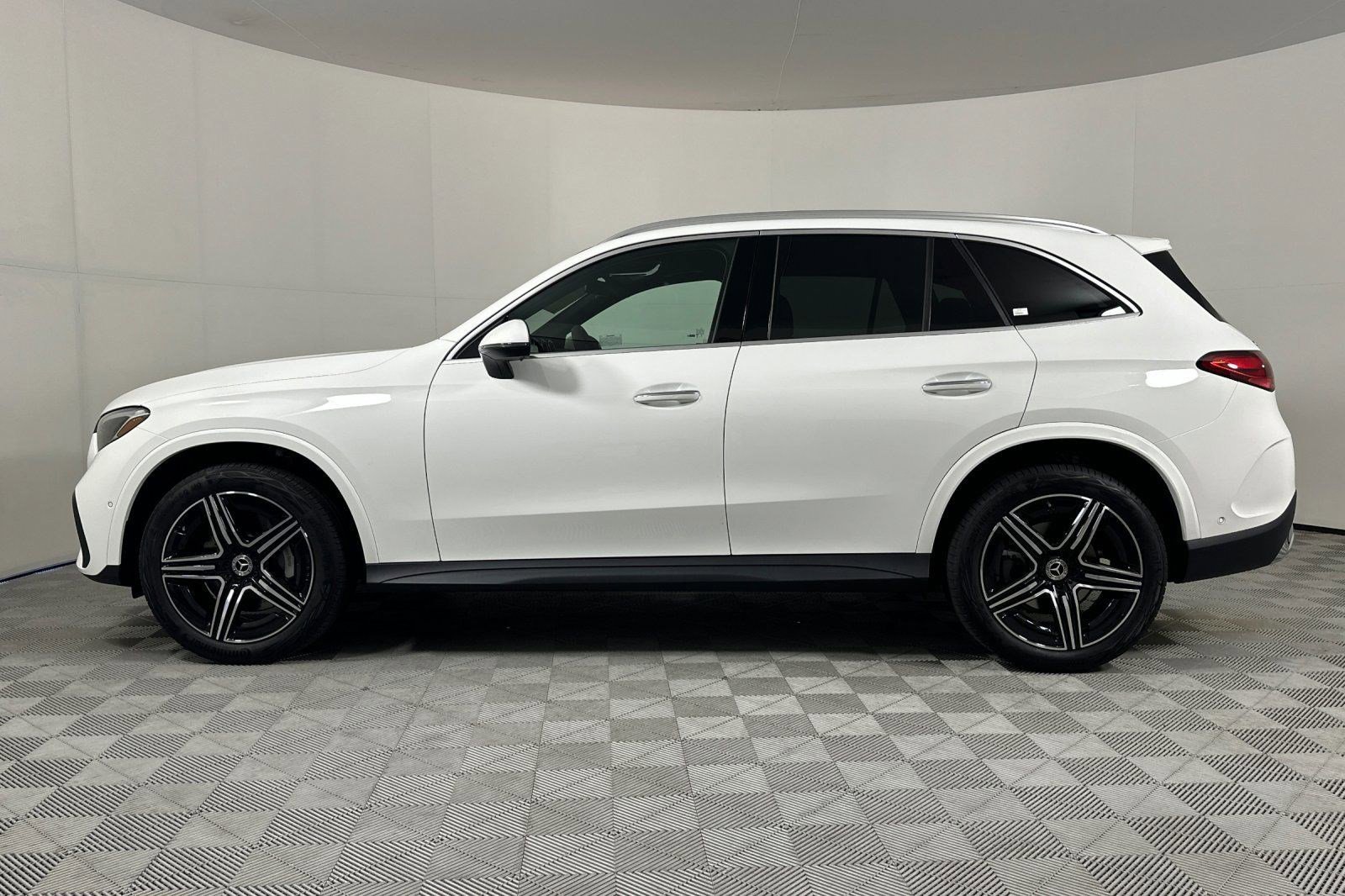 2025 Mercedes Benz GLC 300 photo 2