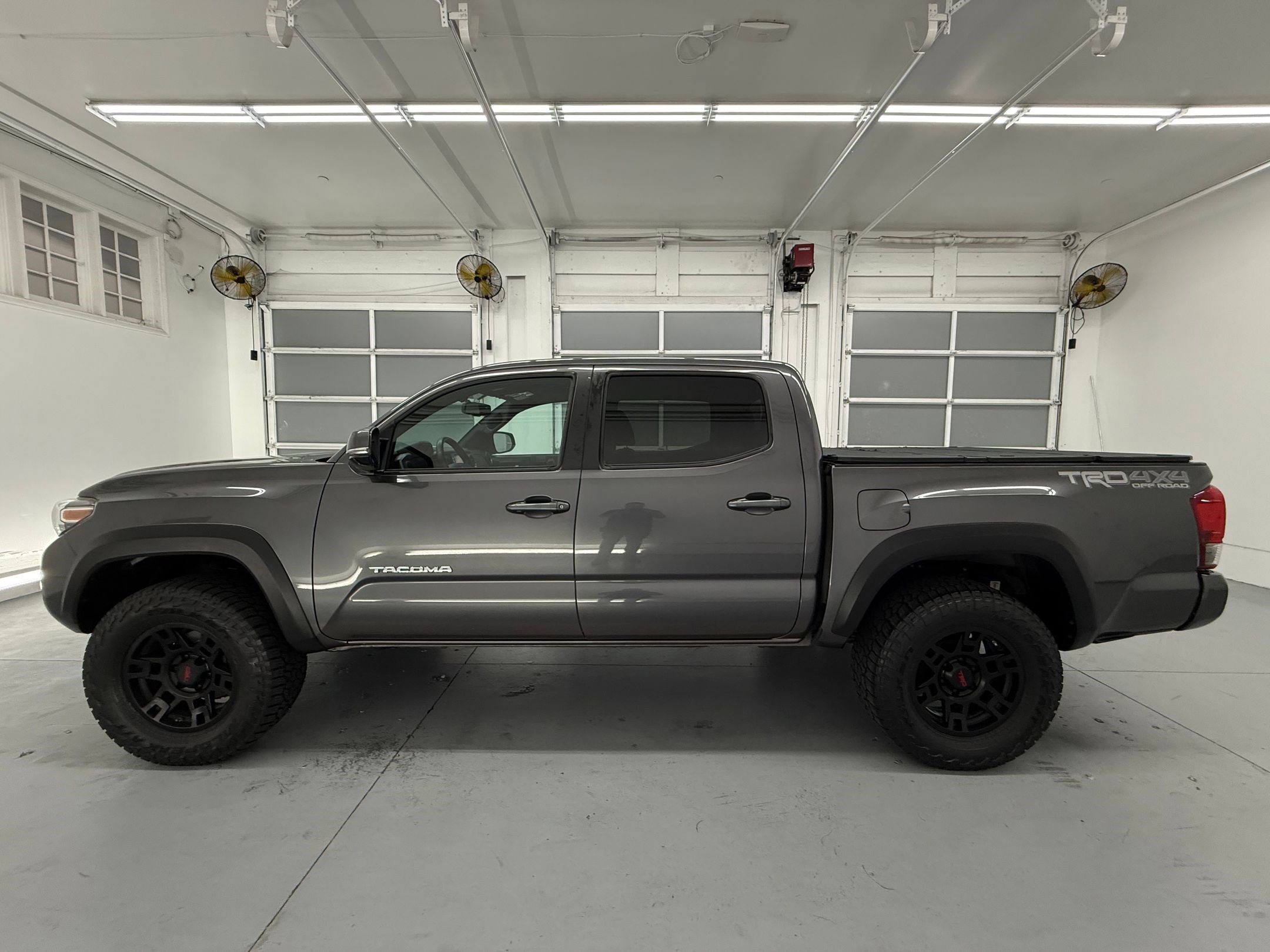 2016 Toyota Tacoma TRD photo 2