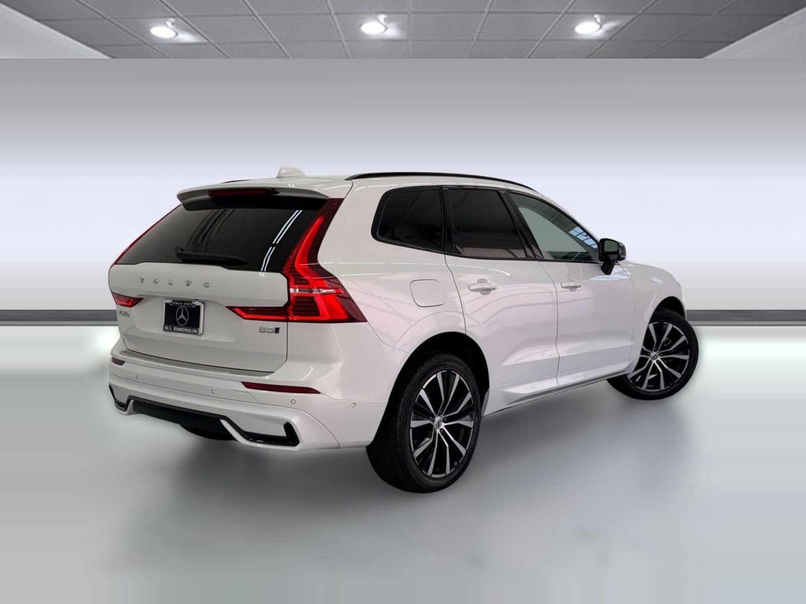 2024 Volvo XC60 Plus Dark Theme photo 3