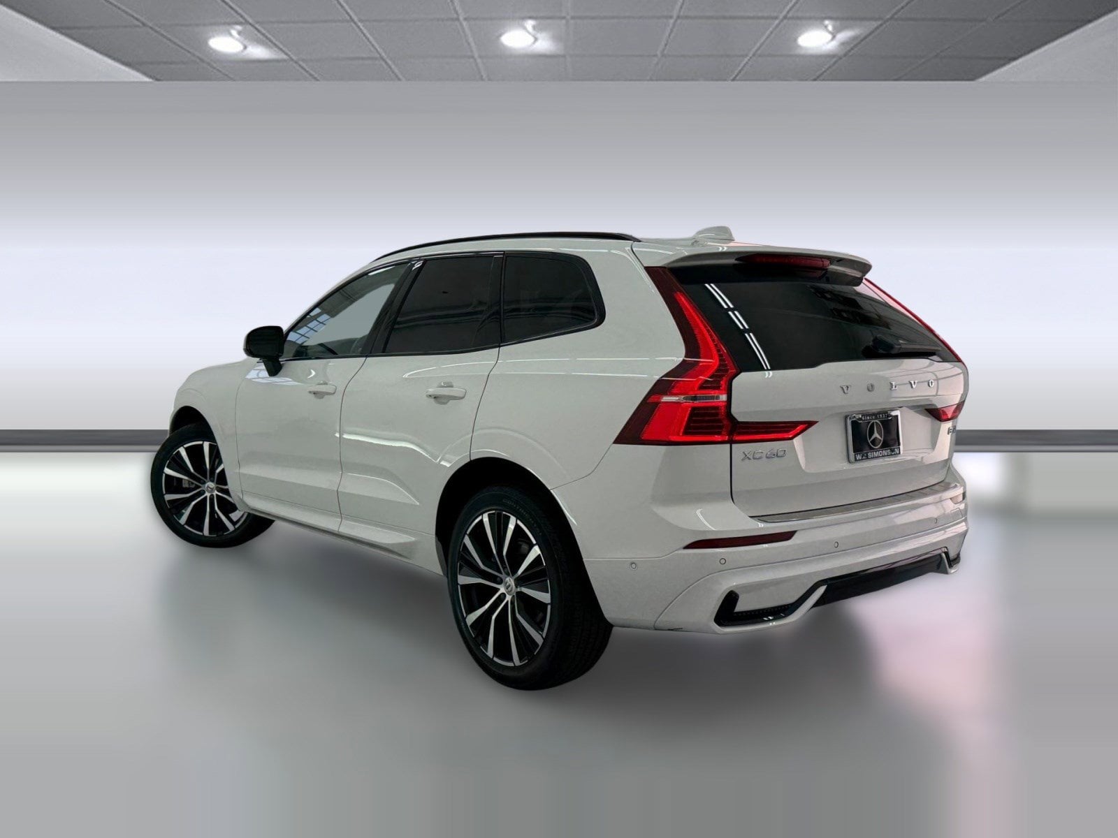 2024 Volvo XC60 Plus Dark Theme photo 2