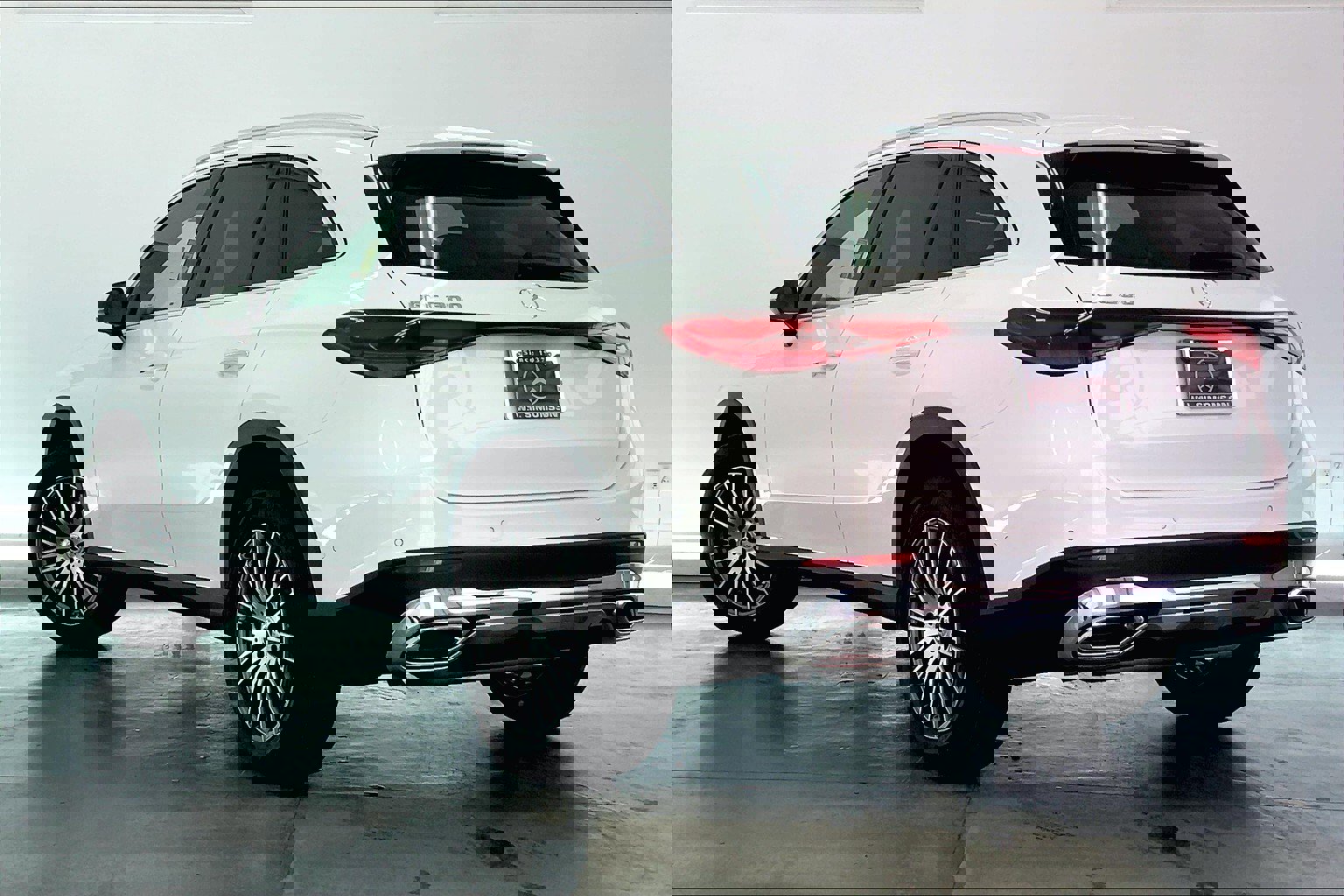 2025 Mercedes Benz GLC 300 photo 2