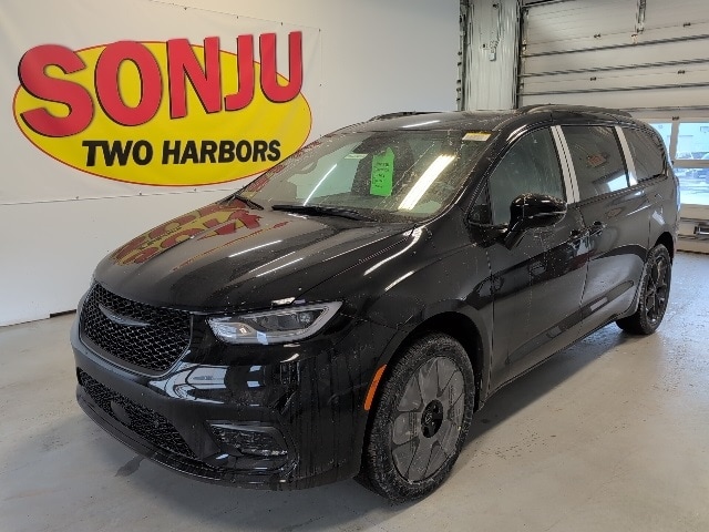 2026 Chrysler Pacifica Select's photo