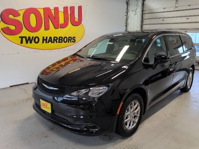 2026 Chrysler Voyager LX's photo