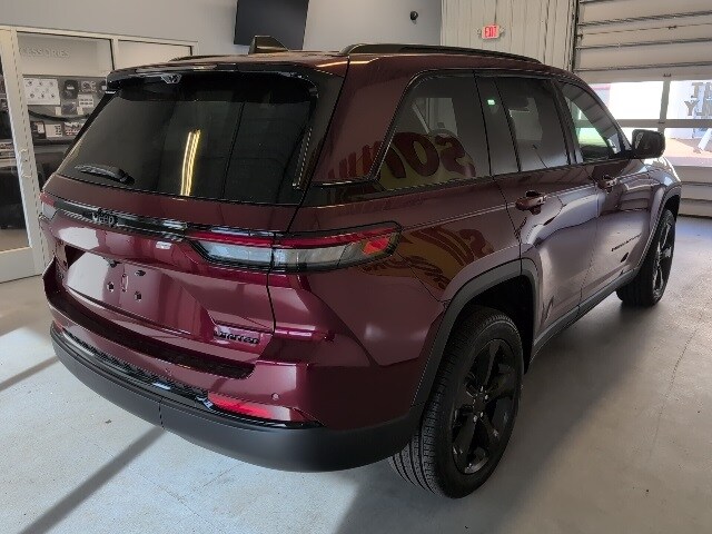 2025 Jeep Grand Cherokee Limited photo 3