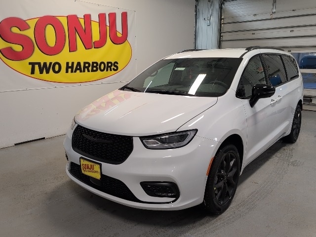 2026 Chrysler Pacifica Select's photo