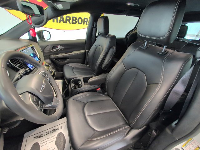 2025 Chrysler Pacifica Select - Photo 11