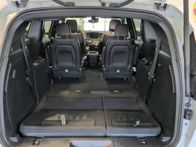 2025 Chrysler Pacifica Select - Photo 38