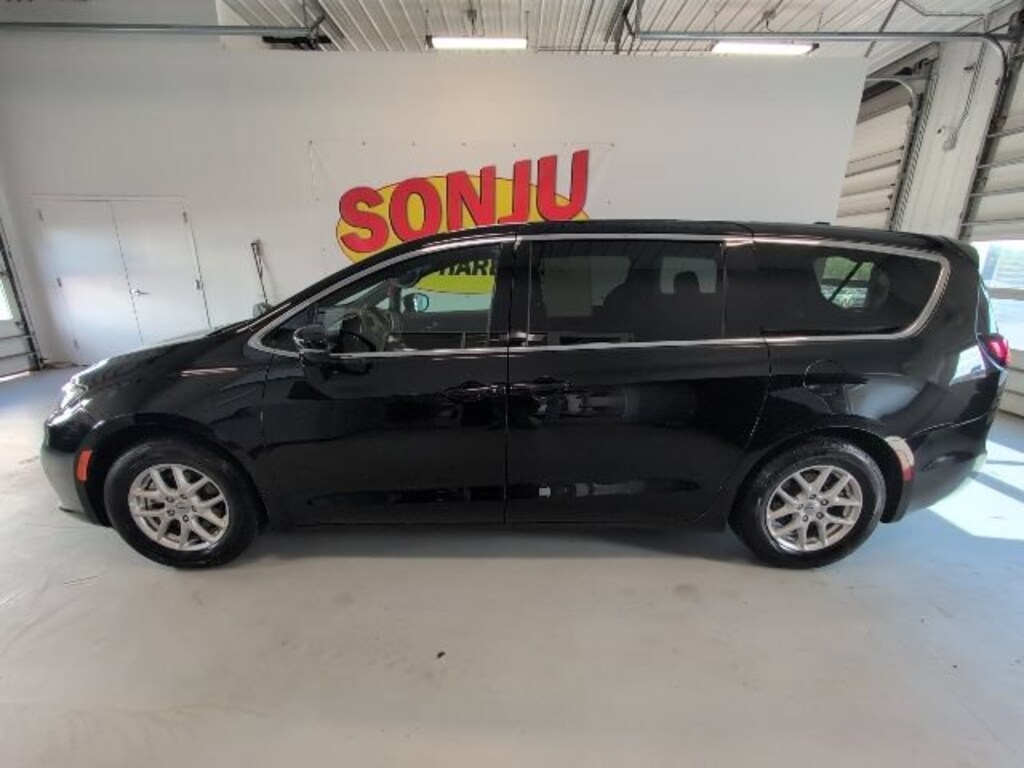 Used 2025 Chrysler Pacifica Select Van Passenger Van