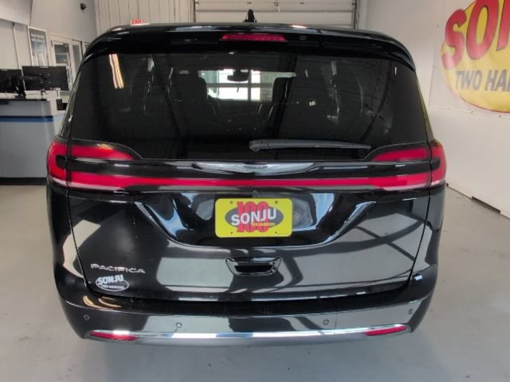 Used 2025 Chrysler Pacifica Select Van Passenger Van