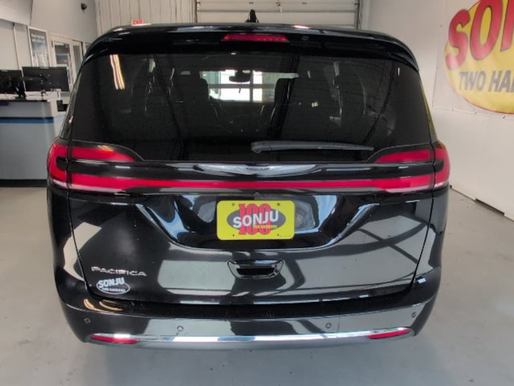 Used 2025 Chrysler Pacifica Select Van Passenger Van