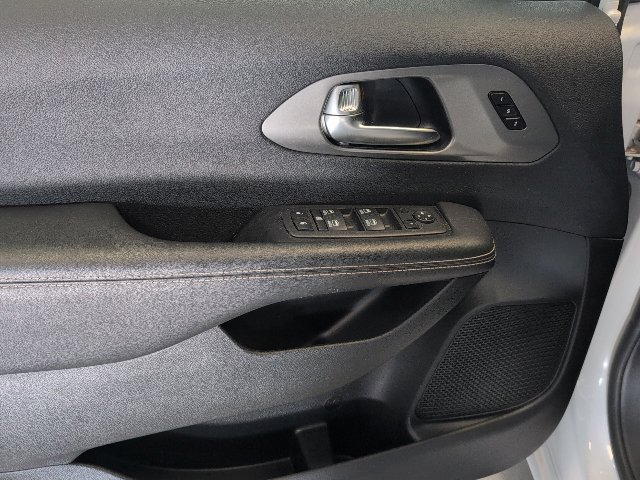 2025 Chrysler Pacifica Select - Photo 13