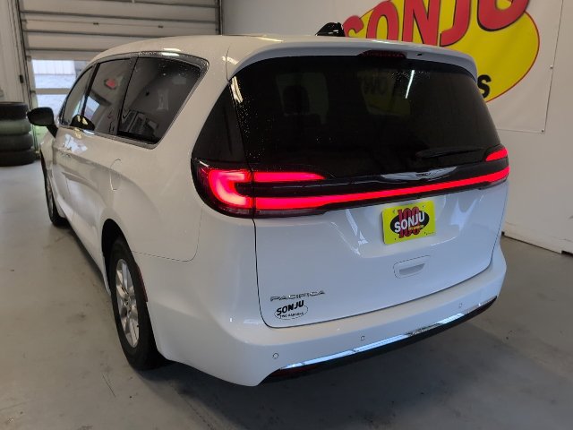 2025 Chrysler Pacifica Select - Photo 43