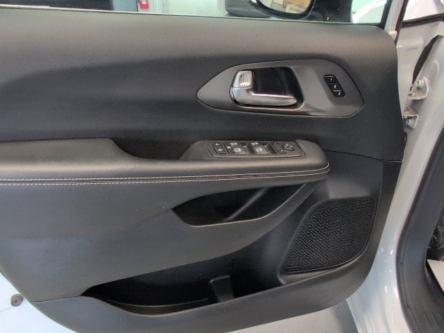 2025 Chrysler Pacifica Select - Photo 13
