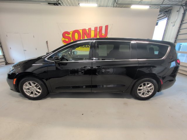 Used 2025 Chrysler Pacifica Select Van Passenger Van