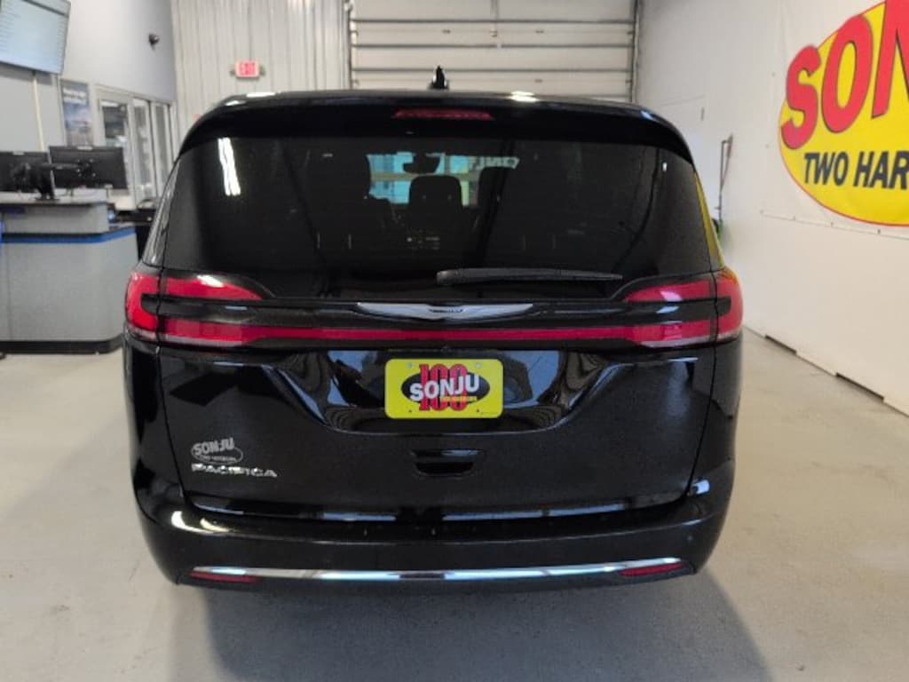 Used 2025 Chrysler Pacifica Select Van Passenger Van