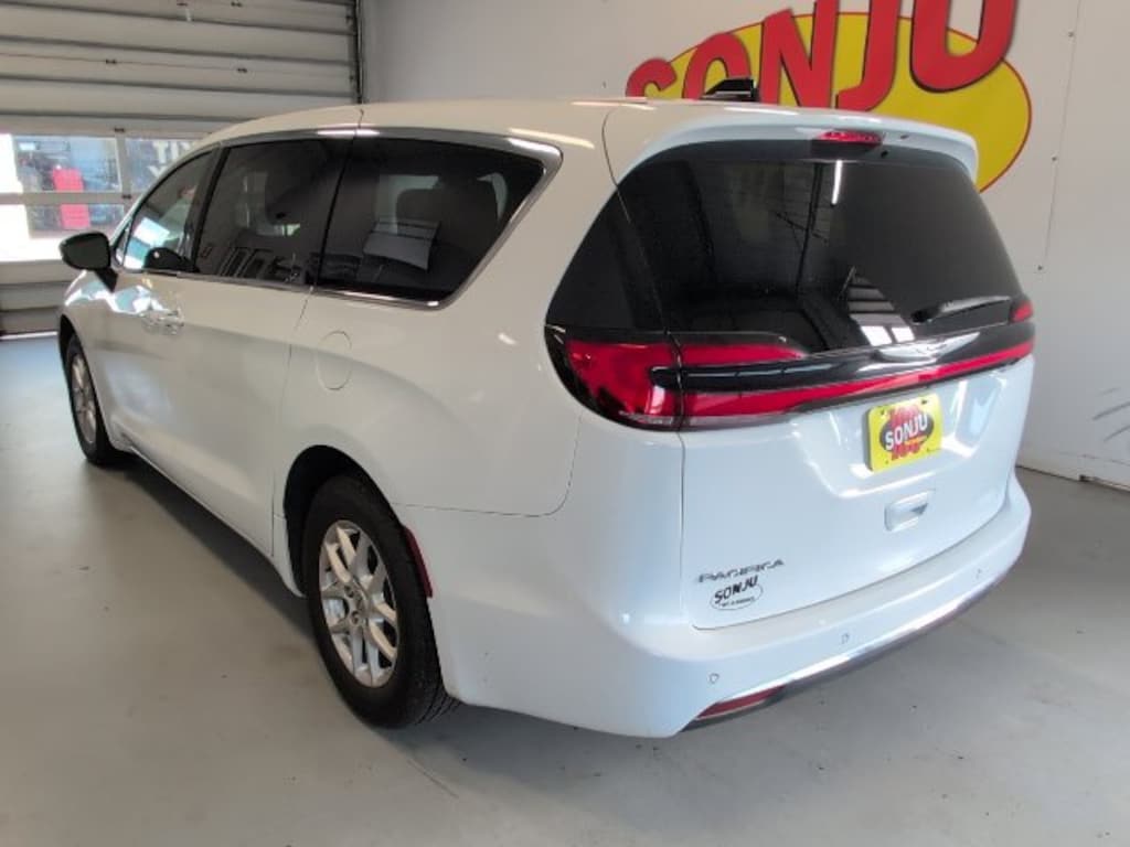 Used 2025 Chrysler Pacifica Select Van Passenger Van