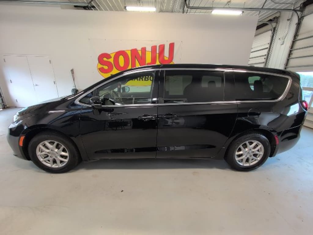 Used 2025 Chrysler Pacifica Select Van Passenger Van