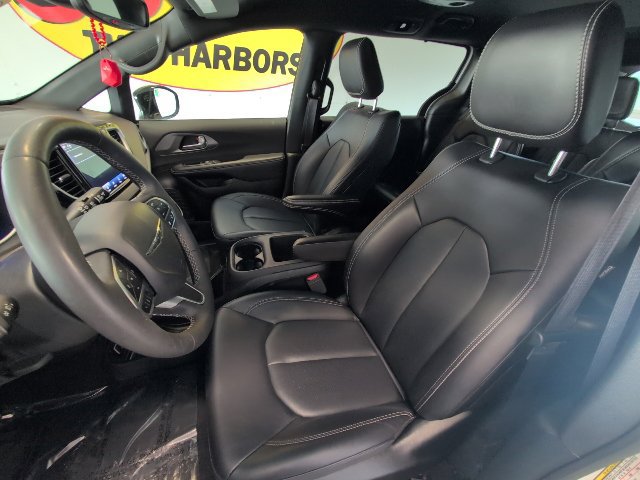 2025 Chrysler Pacifica Select - Photo 11