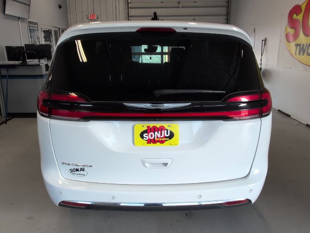 Used 2025 Chrysler Pacifica Select Van Passenger Van
