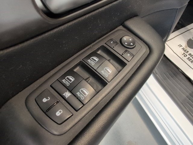 2025 Chrysler Pacifica Select - Photo 15