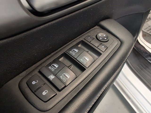 2025 Chrysler Pacifica Select - Photo 15
