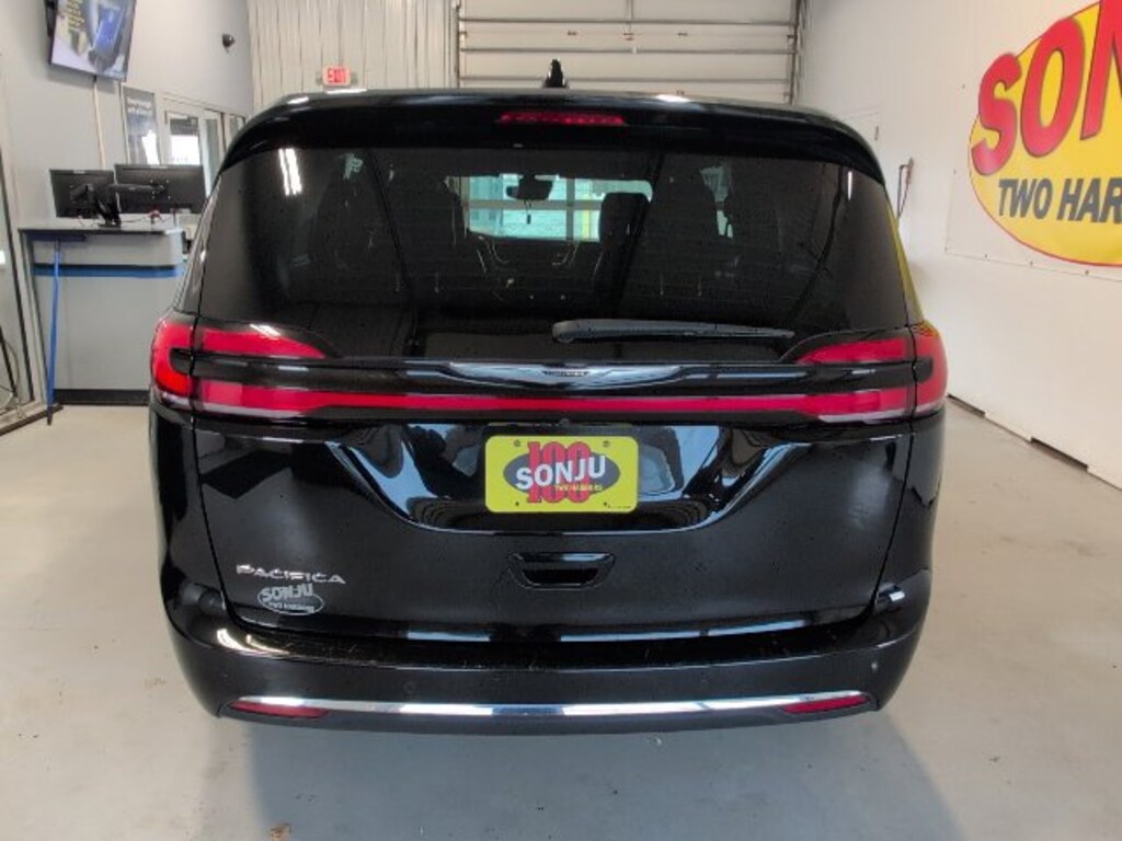 Used 2025 Chrysler Pacifica Select Van Passenger Van