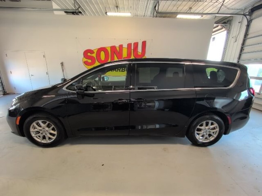 Used 2025 Chrysler Pacifica Select Van Passenger Van