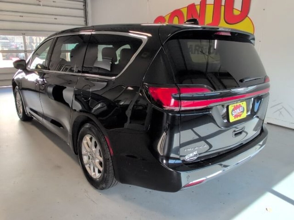 Used 2025 Chrysler Pacifica Select Van Passenger Van