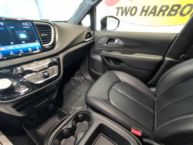 2025 Chrysler Pacifica Select - Photo 28