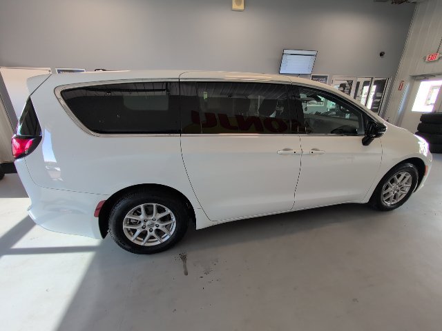 2025 Chrysler Pacifica Select - Photo 6