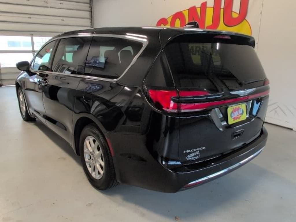 Used 2025 Chrysler Pacifica Select Van Passenger Van