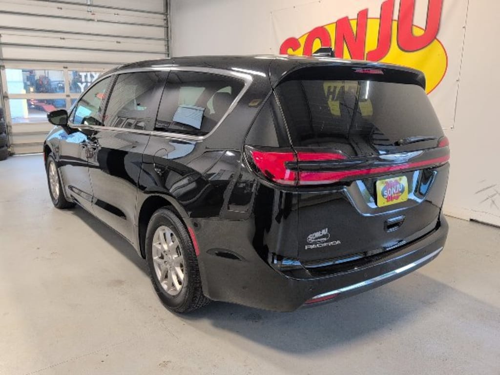 Used 2025 Chrysler Pacifica Select Van Passenger Van