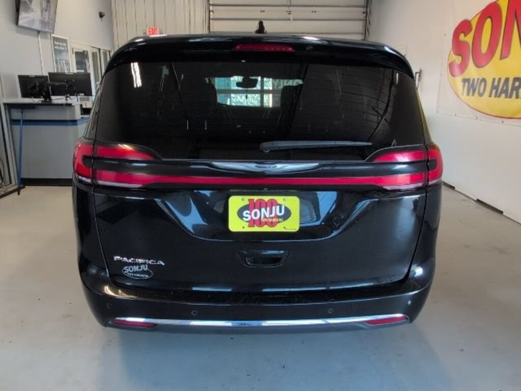 Used 2025 Chrysler Pacifica Select Van Passenger Van