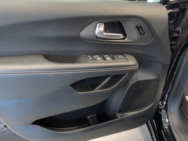 2025 Chrysler Pacifica Select - Photo 13