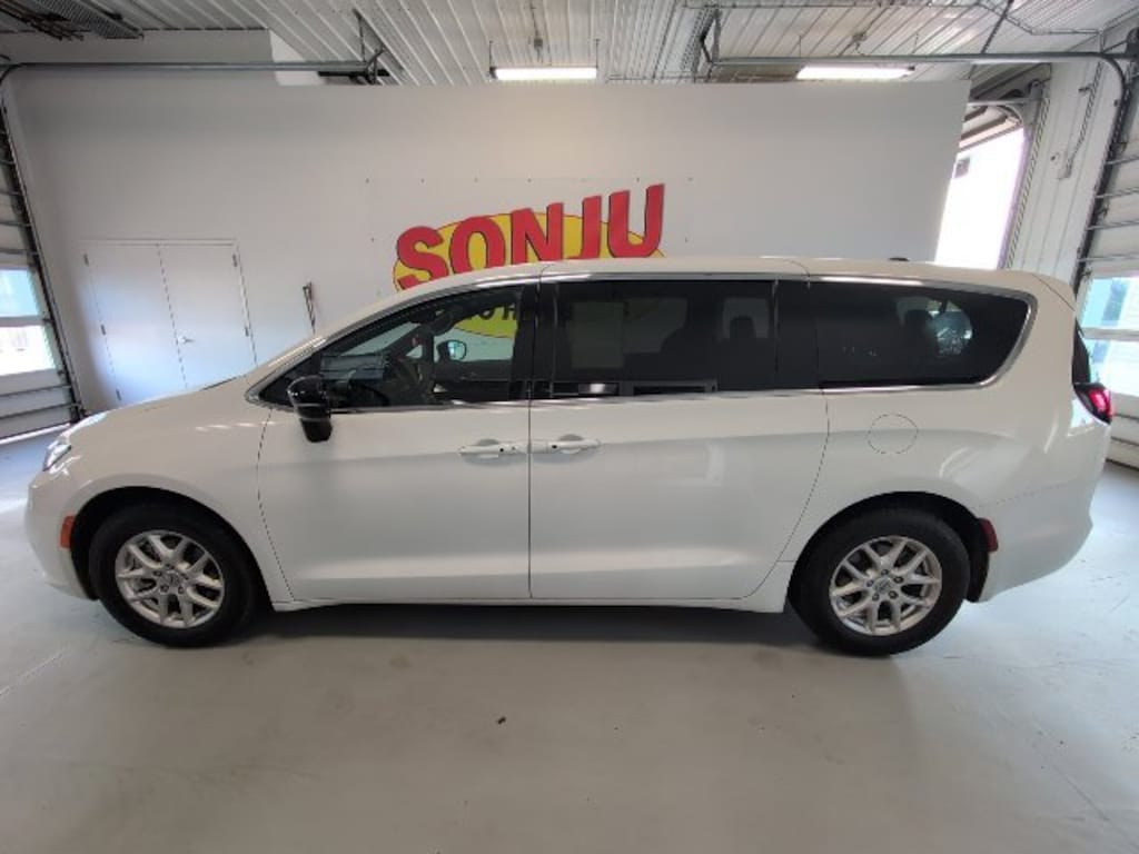 Used 2025 Chrysler Pacifica Select Van Passenger Van