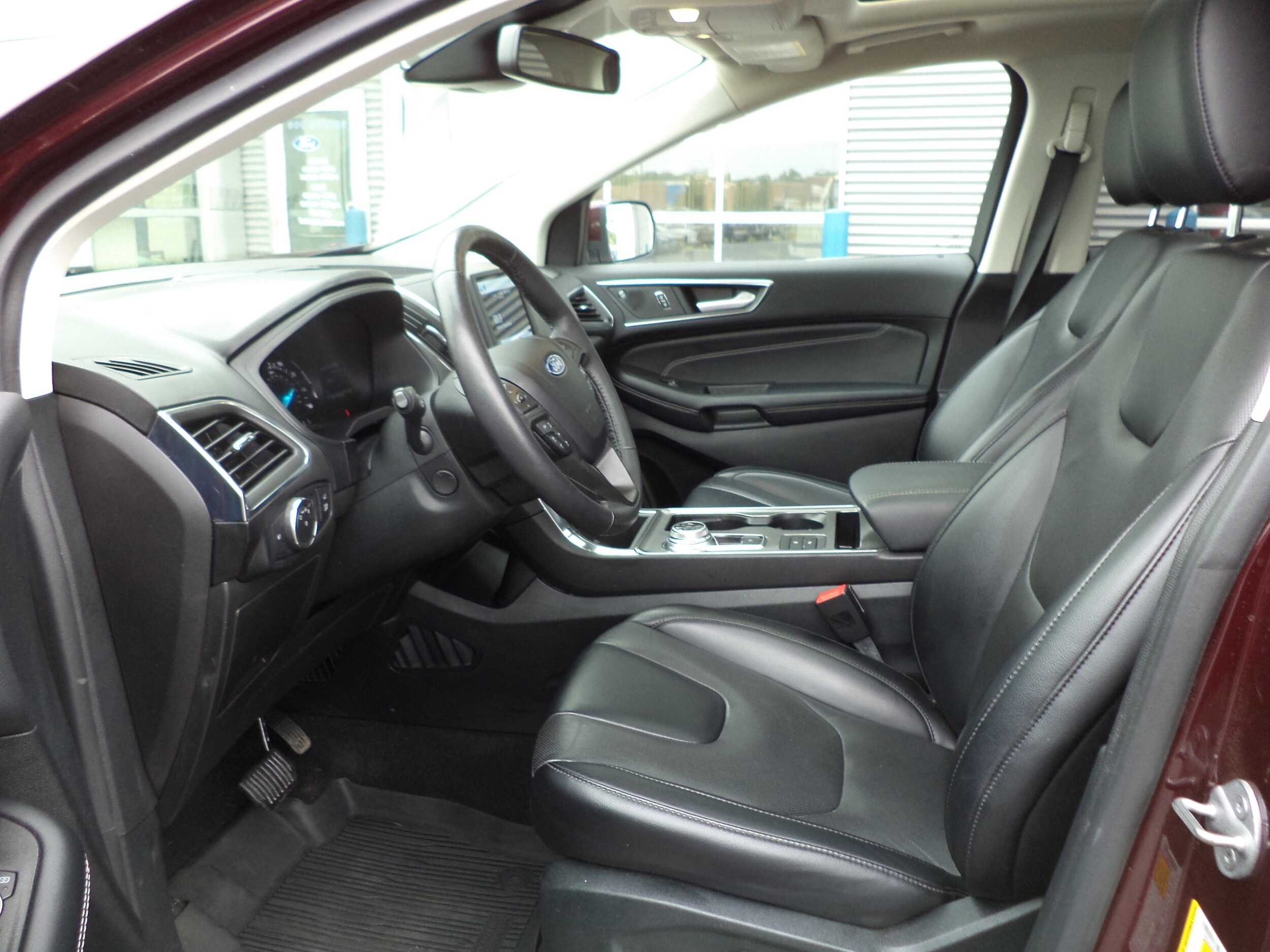 2022 Ford Edge Titanium photo 2