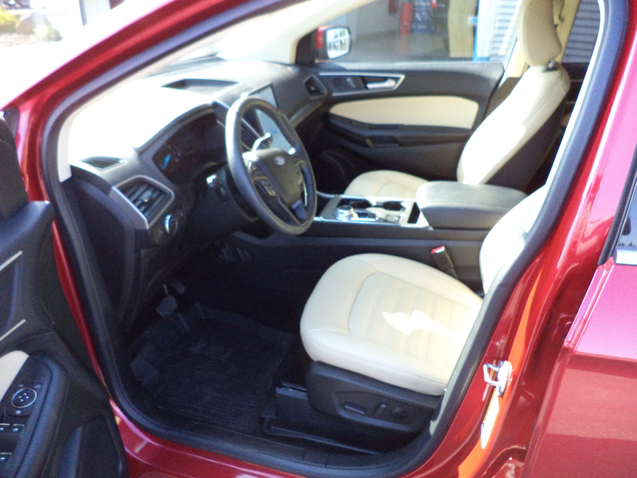 2022 Ford Edge SEL photo 2