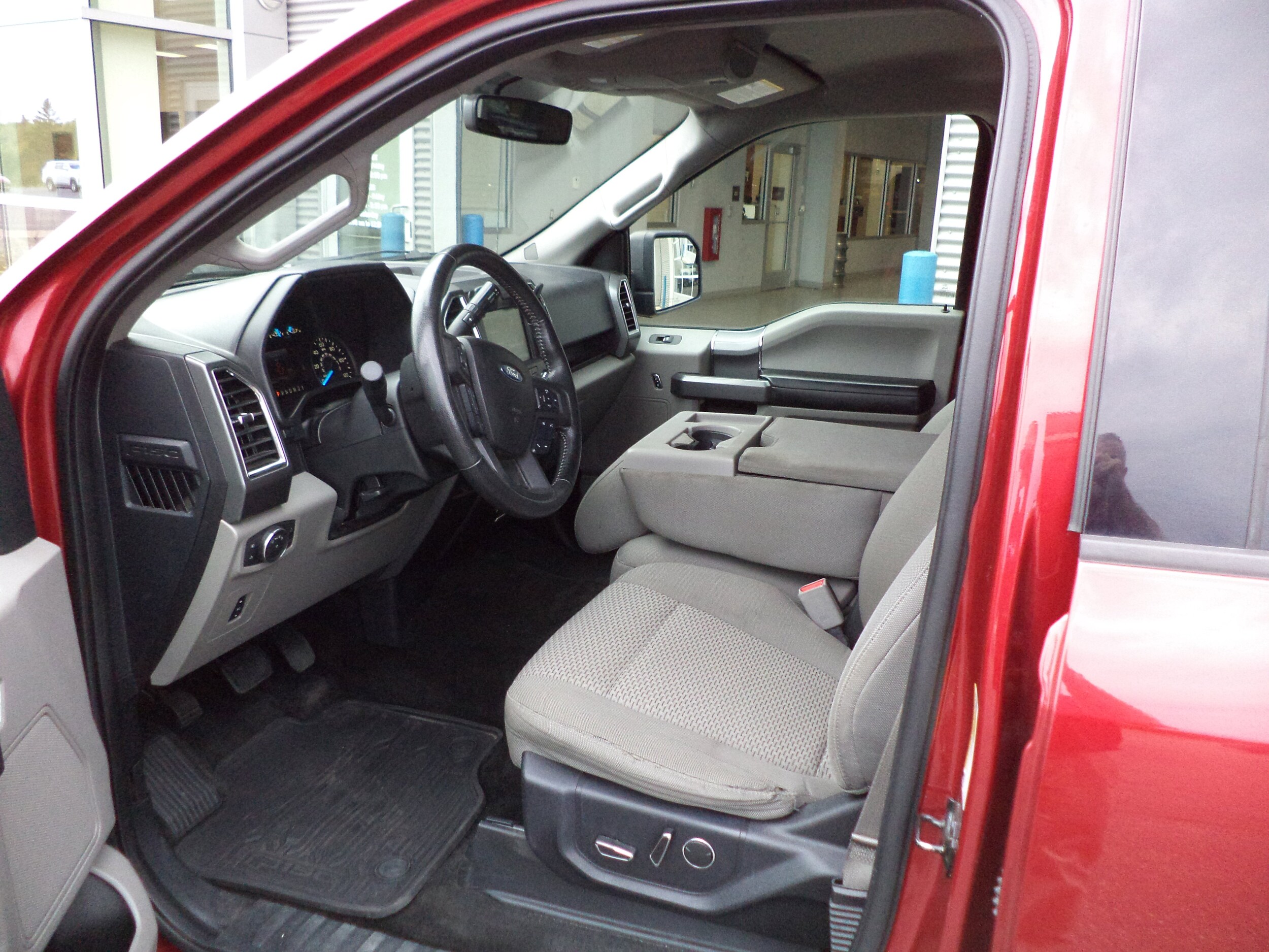 2015 Ford F-150 XLT photo 2