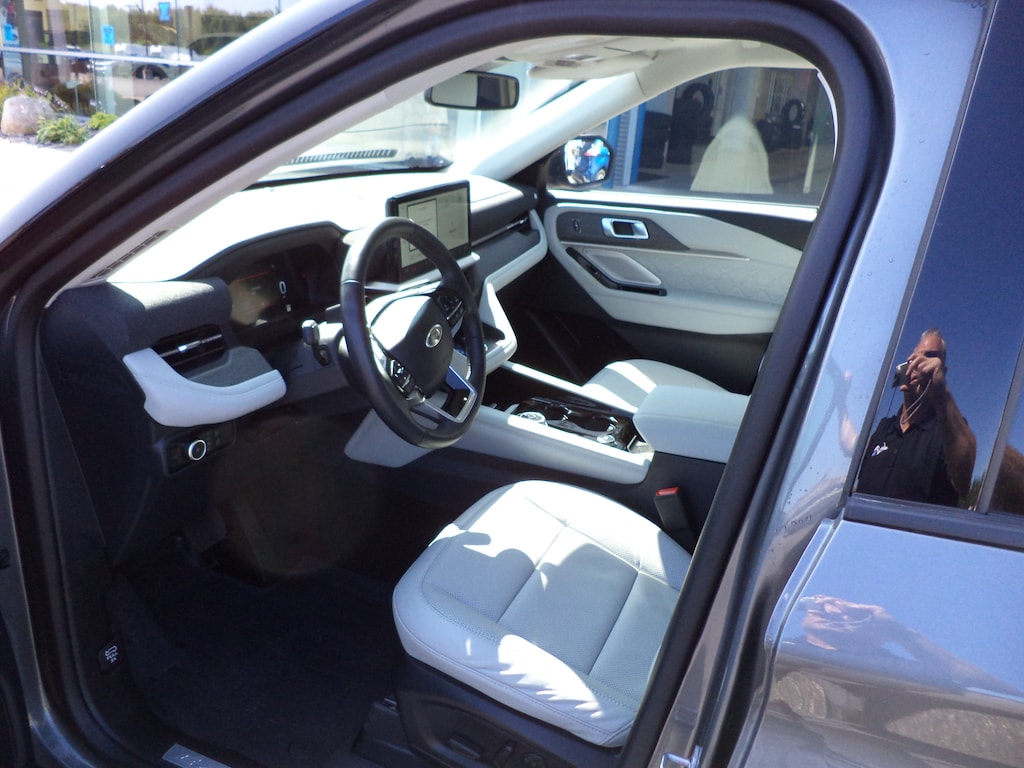Used 2025 Ford Explorer Platinum 4WD SUV