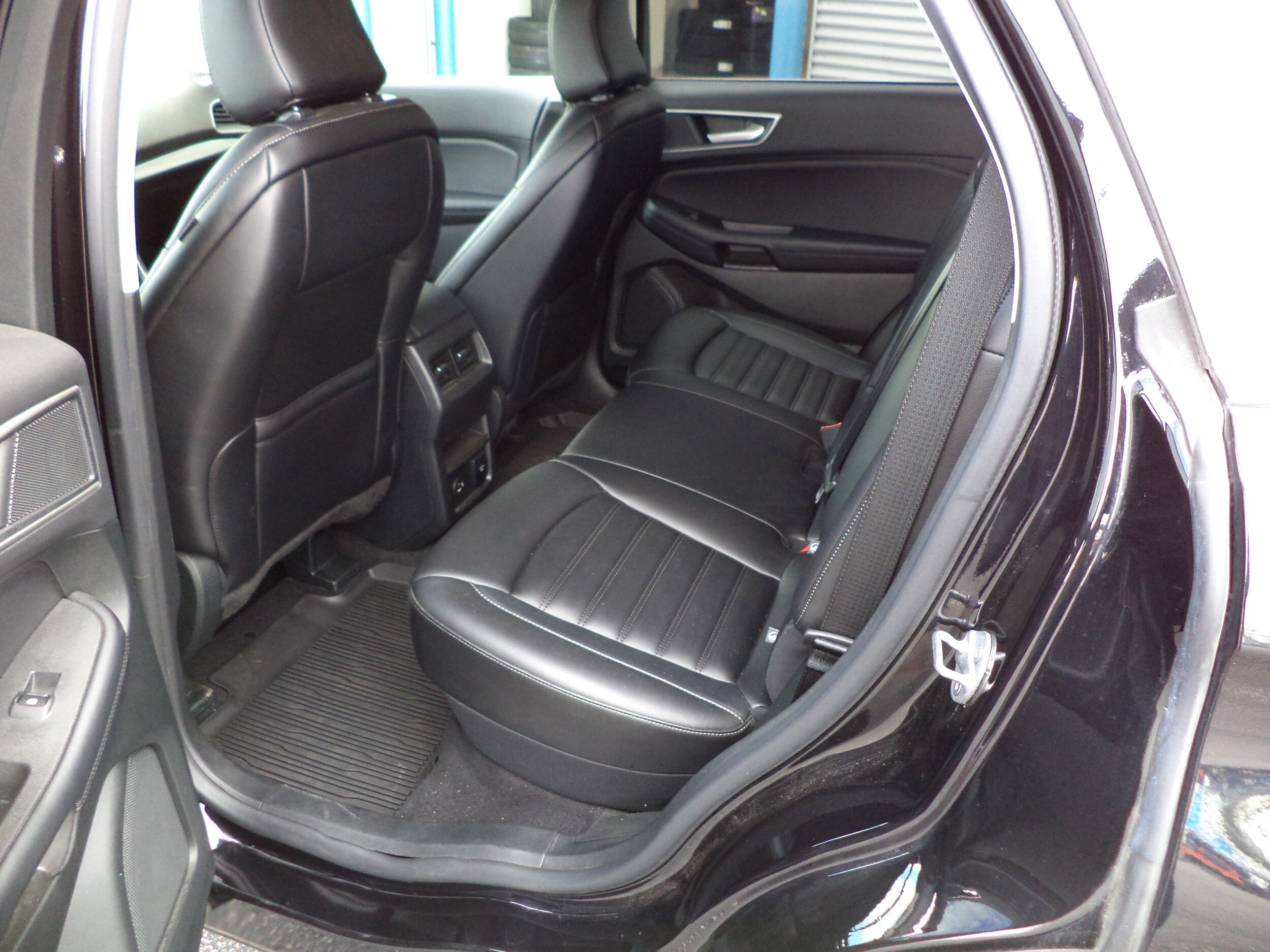 2022 Ford Edge SEL photo 3