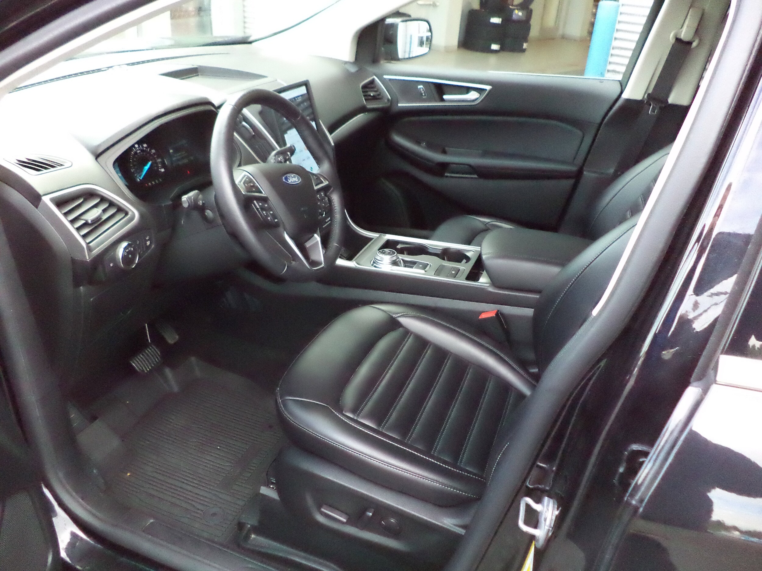 2022 Ford Edge SEL photo 2